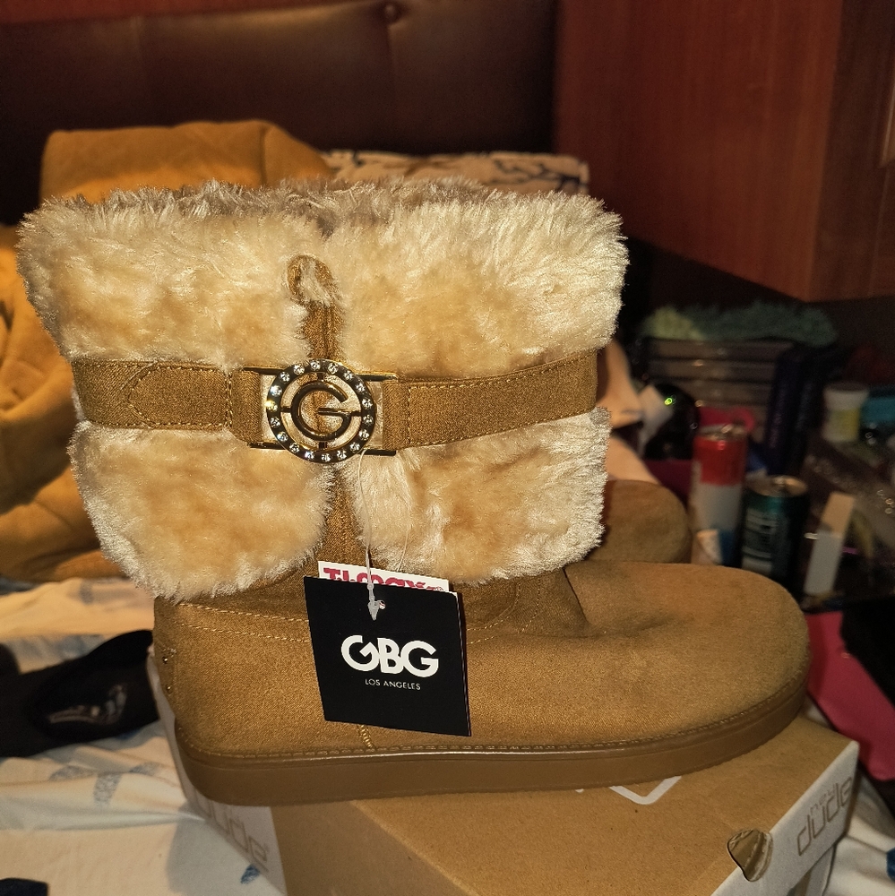 Bnwt pair of size 8 GBG winter boots